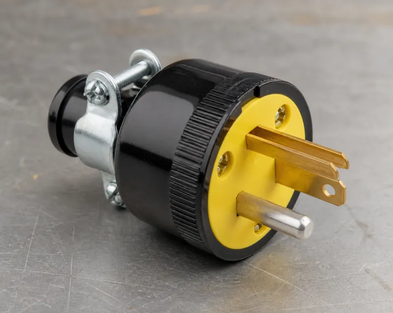 Enchufe T/Leviton Goma C/Tierra (Caj. 10)