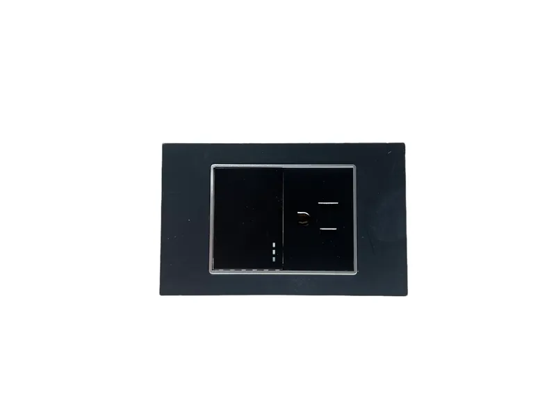 Toma Corriente + Interruptor Negro 3/Via — vista 2